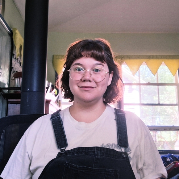 Meet your Posher, Jeanne - Picture 1 of 2